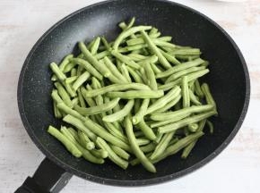 放入豆角翻炒。