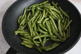 当豆角表皮变得焦黄，微微起皱即可盛出备用。