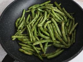 当豆角表皮变得焦黄，微微起皱即可盛出备用。