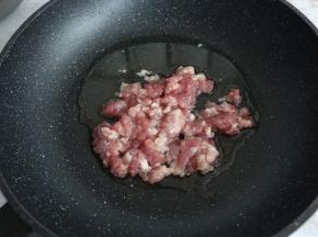 锅内留底油，放入瘦肉馅翻炒。