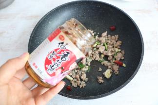 出香味后，放入2大勺香辣酱。