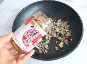 出香味后，放入2大勺香辣酱。