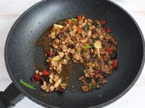 翻炒入味。