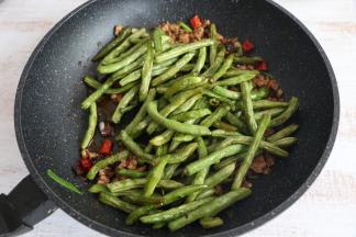 放入豆角翻炒