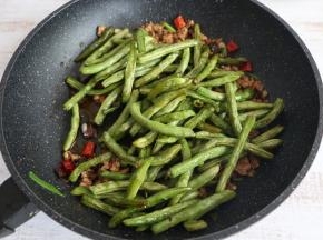 放入豆角翻炒