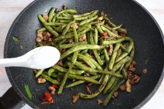 撒少许盐调味。