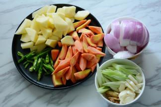 1.准备菜食材，胡萝卜，土豆斜切刀。姜蒜切片，芹菜切段，大葱斜切刀，洋葱切好待用。