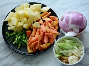 1.准备菜食材，胡萝卜，土豆斜切刀。姜蒜切片，芹菜切段，大葱斜切刀，洋葱切好待用。