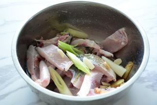 2.鱼洗干净，切段加入料酒，1勺生抽，姜片，大葱腌制1小时。