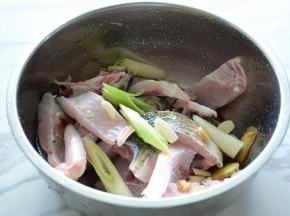 2.鱼洗干净，切段加入料酒，1勺生抽，姜片，大葱腌制1小时。