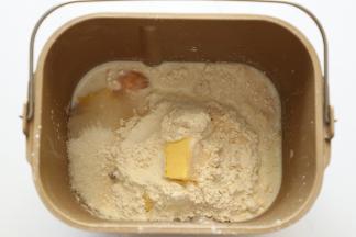 1.	把所有食材一同放进面包桶