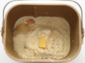 1.	把所有食材一同放进面包桶