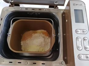 2.	放入东菱DL-TM018面包机，启动和面程序20分钟