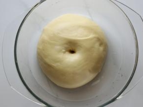 5.	发酵1.5-2倍大，且戳洞不回缩的状态，（冬天可放烤箱发酵也一样，但记得放一碗热水帮助发酵）