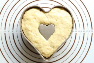 7.	放入学厨金色心型不粘中空蛋糕模具中进行烤烤（面包中加入了黄桃）