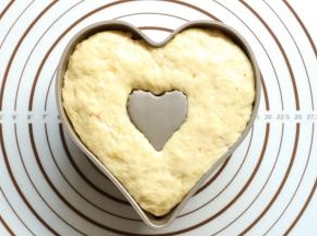 7.	放入学厨金色心型不粘中空蛋糕模具中进行烤烤（面包中加入了黄桃）