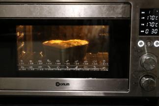 8.	放入东菱烤箱，上下火170度，底层烘烤30分钟。