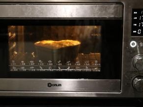 8.	放入东菱烤箱，上下火170度，底层烘烤30分钟。