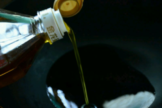 3.锅中倒入适量的菜籽油。