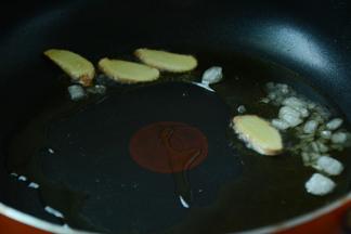 4.等油熟烫之后加入姜片，冰糖炒至冰糖完全融化。