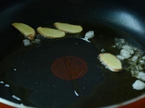 4.等油熟烫之后加入姜片，冰糖炒至冰糖完全融化。