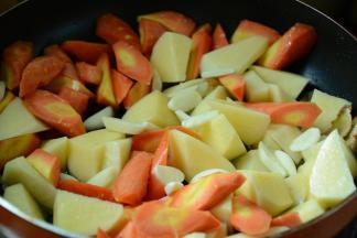 5.接着加入胡萝卜，土豆炒香。