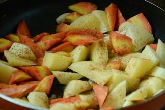 6.将五香粉加入继续翻炒出香。