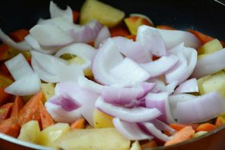 7.接着加入切好的洋葱继续翻炒。