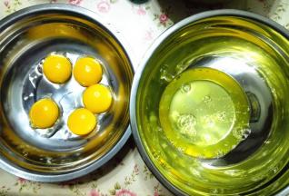 1.	把蛋白与蛋黄分离，分别放入无水无油的干净盆里，