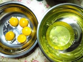 1.	把蛋白与蛋黄分离，分别放入无水无油的干净盆里，