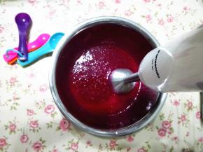 2.	火龙果肉用料理棒打成泥，