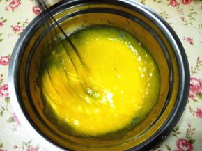 3.	蛋黄加入糖打散，至发白，