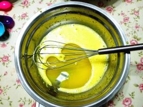 4.	加入食用油搅打至均匀，