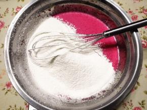 6.	再筛入低粉拌匀，注意不能搅拌，划“Z”来拌，