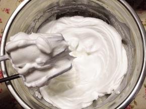 7.	蛋白中加入糖打发至硬性发泡，即出现小弯钩，