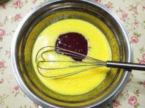 5.	加入火龙果泥搅拌均匀，