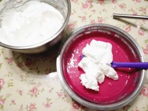 8.	取1/3的蛋白放入蛋黄糊中，翻拌均匀，再倒回蛋白中，翻拌均匀，