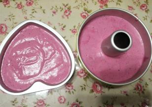 9.	将拌好的蛋糕糊倒入模具中，震出大气泡，