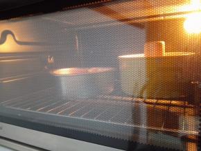 10.	烤箱预热，上下火，最下层，170度，烤35分钟左右，具体请根据自己的烤箱来调整。出炉震几下之后，马上倒扣，凉了以后脱模。