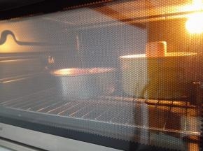 10.	烤箱预热，上下火，最下层，170度，烤35分钟左右，具体请根据自己的烤箱来调整。出炉震几下之后，马上倒扣，凉了以后脱模。
