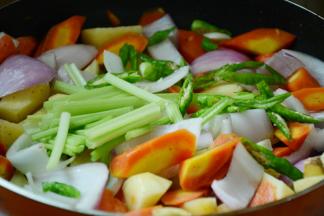 8.将青椒，芹菜加入继续翻炒出香。