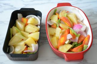 9.将炒好的配料装入烤碗中。烤箱预热200度。