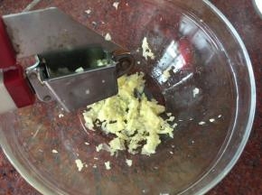 蒜瓣和姜压成蓉