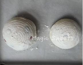 发至1.5倍-2倍大，发酵篮倒扣，小心将面团抖出，用锋利的割刀划出自己喜欢的花纹（割刀可以用老式的普通剃须刀片）