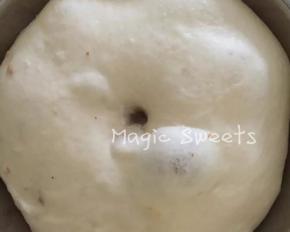 发至2倍大小，用手指检查面团发酵状态。