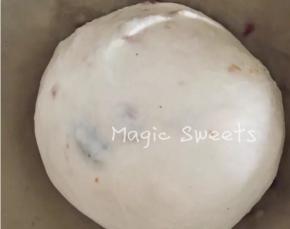 将加入果干和干果之后的面团滚圆成团，盖好保鲜膜密封进行第一次发酵。