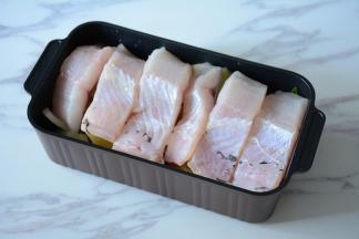 10.将鱼肉铺在配料上。