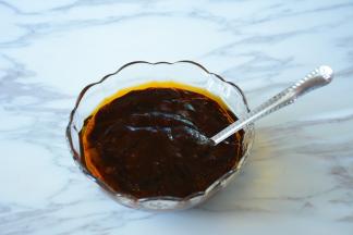 12.将耗油，甜面酱，生抽，丘比香辣汁混合在一起。