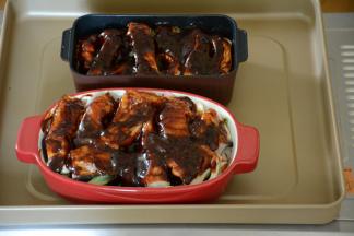 13.将配好的料汁淋在鱼上面，继续放入烤箱烘烤10分钟。