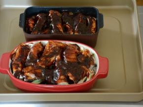 13.将配好的料汁淋在鱼上面，继续放入烤箱烘烤10分钟。